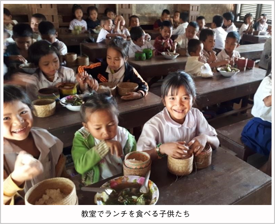 教室でランチを食べる子供たち